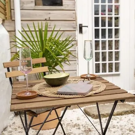 The Artist's Nook, Charming By The Beach. Holiday home